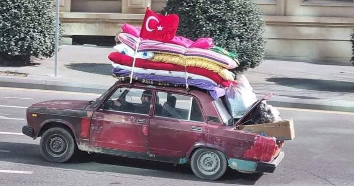 Fotografija koja je obišla svijet: Nakrcanim starim autom krenuo pomoći Turskoj