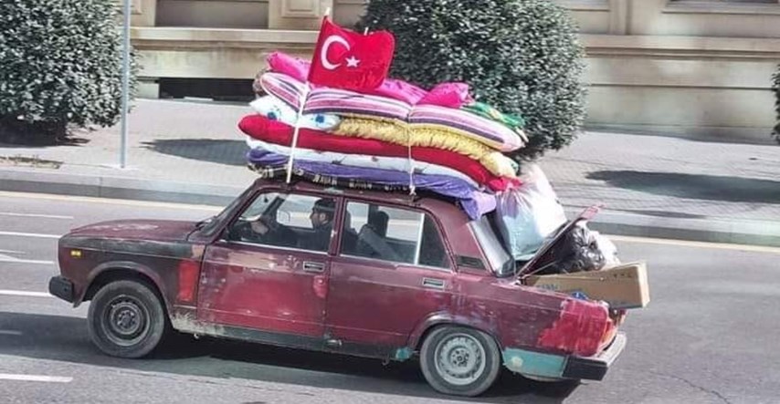 Fotografija koja je obišla svijet: Nakrcanim starim autom krenuo pomoći Turskoj