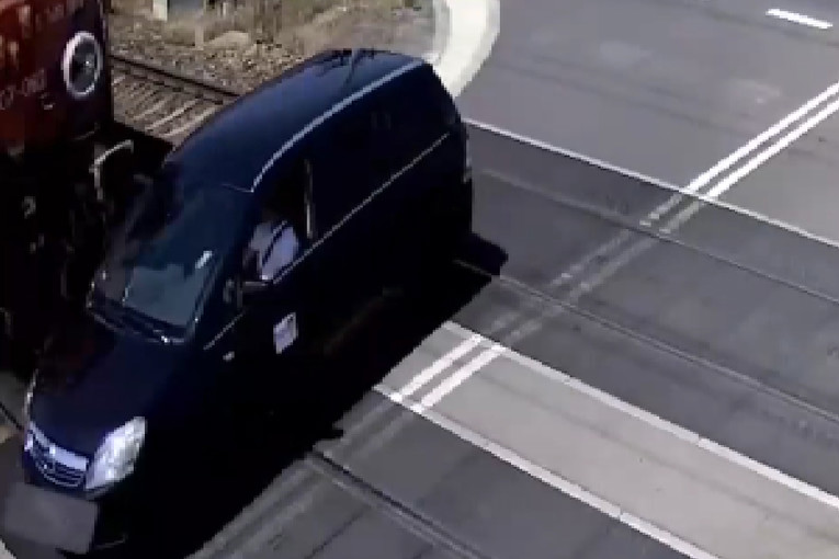 Vlak udario auto u Poljskoj, dvoje ozlijeđenih. Objavljena snimka udara
