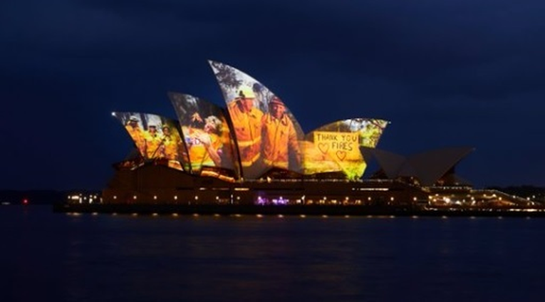 Operu u Sydneyju obasjale fotografije vatrogasaca iz Australije