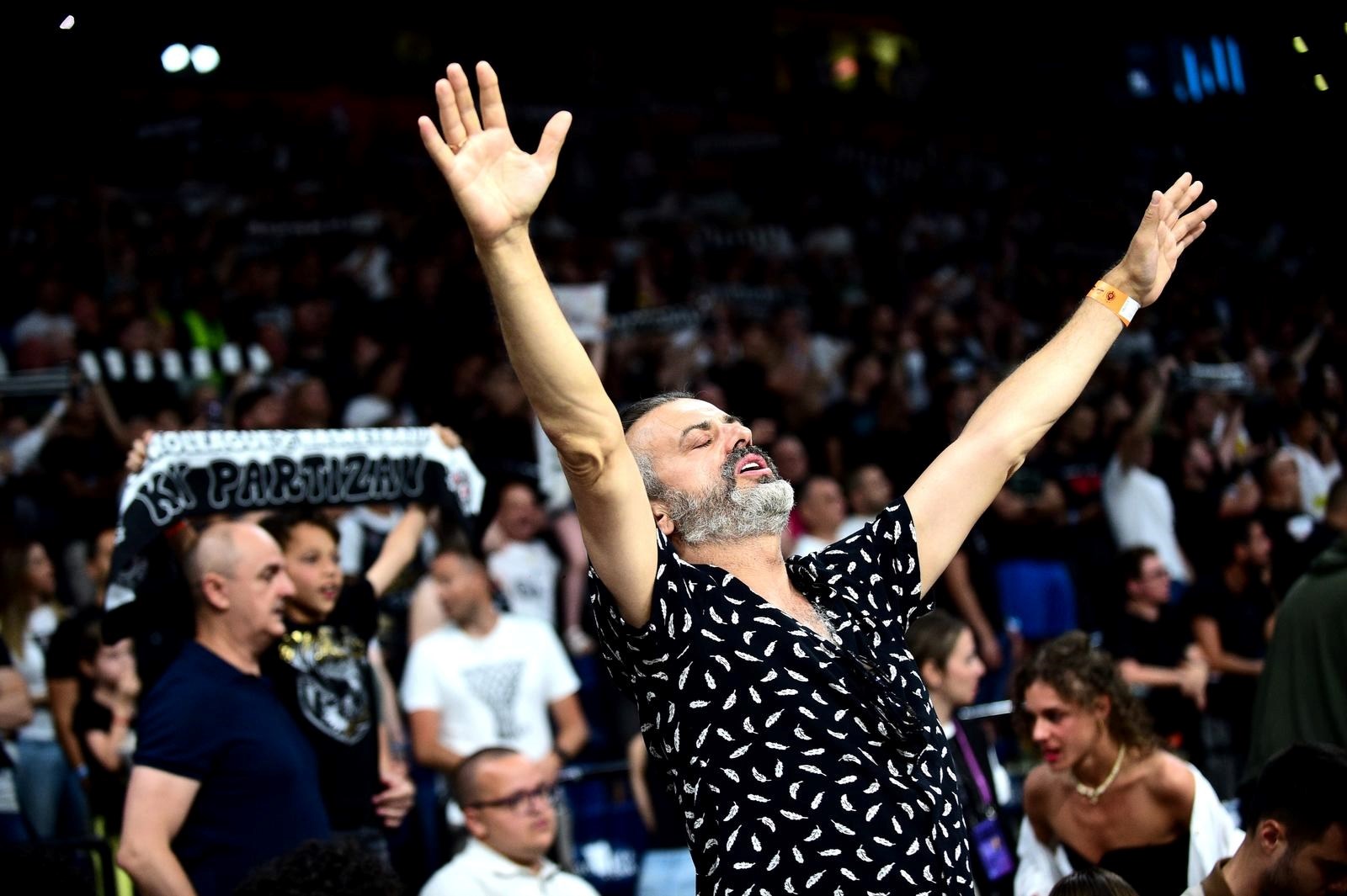 Sergej Trifunović sa suprugom pratio utakmicu Partizana, ponijela ga atmosfera