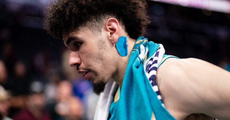 Znate li zašto NBA zvijezda mora igrati s flasterom na vratu?