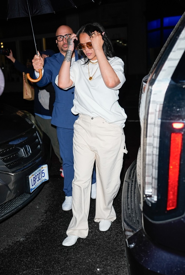 Rihanna se pojavila u Nike tenisicama, a fanovi misle da je to jasan znak
