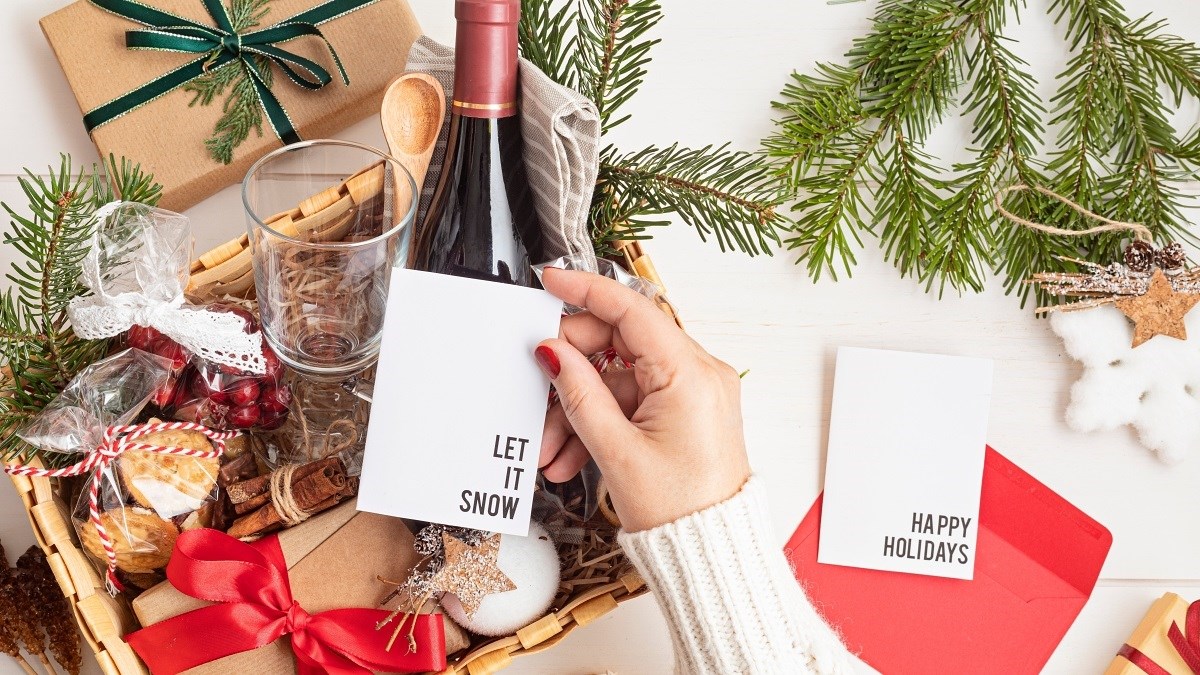 Malo tko još daruje samo kavu i kekse, ove sezone hit su poklon košare i paketi