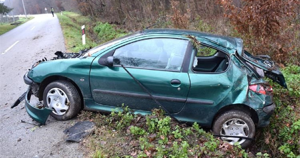 Auto sletio s ceste kod Čakovca i više puta se prevrnuo. Ozlijeđena majka i dijete