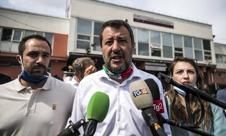 Salviniju mlada crnkinja otrgnula gumb i krunicu