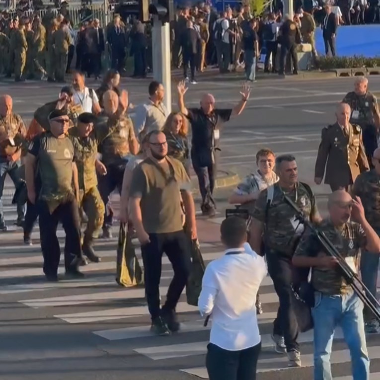 Na kraju mimohoda puštena Thompsonova Ako ne znaš šta je bilo