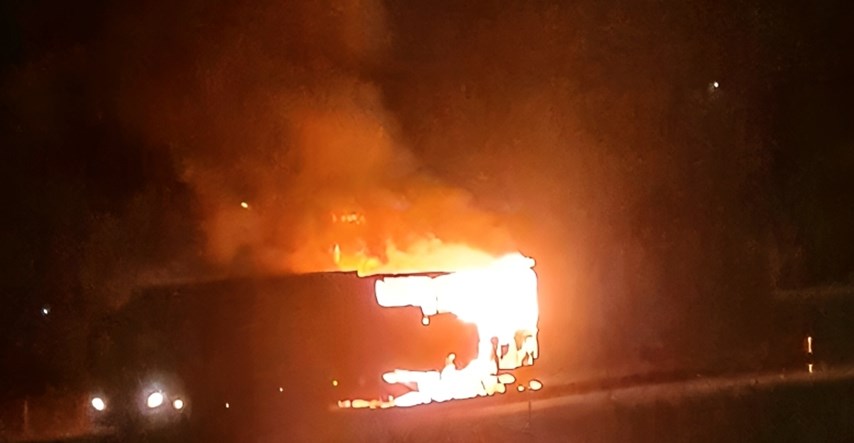 VIDEO Na autocesti kod Slavonskog Broda vatra progutala kamion i prikolicu
