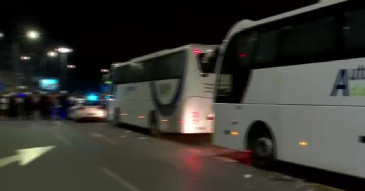 VIDEO Prosvjednici u Srbiji jajima zasuli autobus s Vučićevim pristalicama