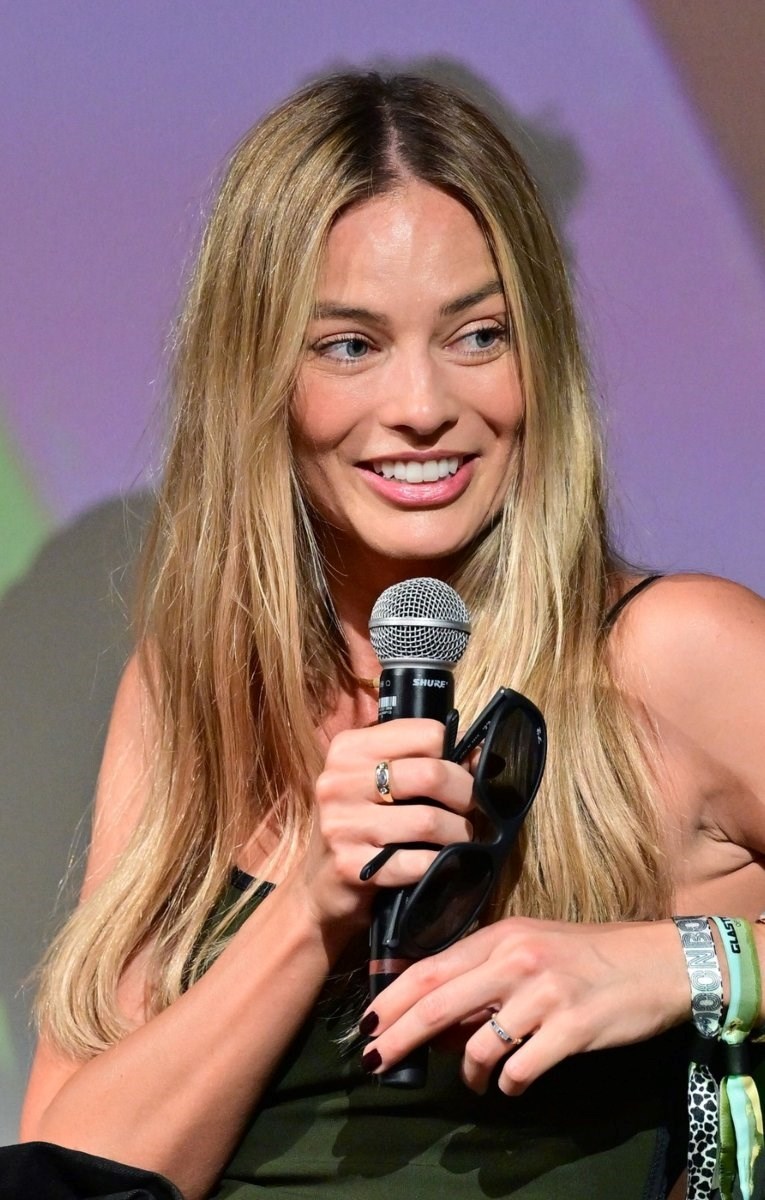 Margot Robbie oduševila crnom manikurom