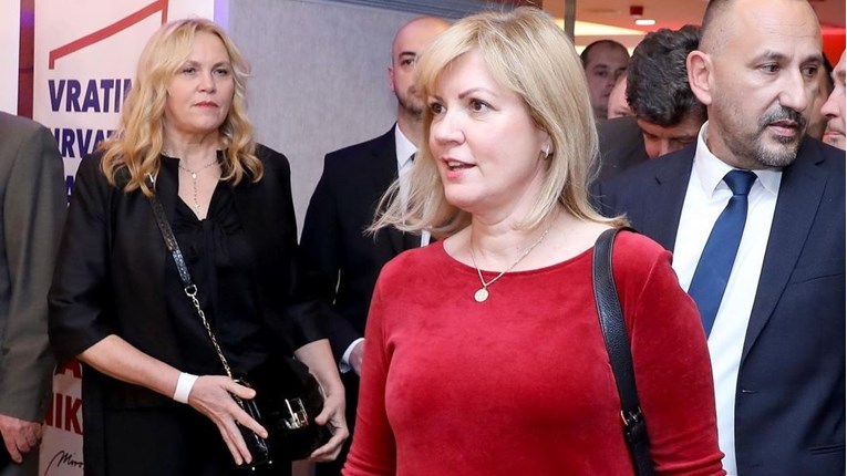 Bivša časna Bernardica Juretić u baršunastoj crvenoj haljini podržala Škoru
