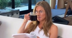 Jennifer Aniston dan počinje kavom s kolagenom. Je li to zdravo?