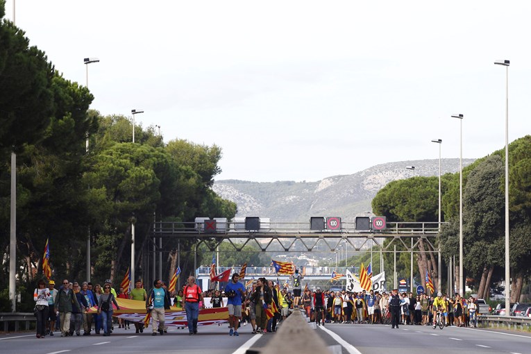 U Kataloniji počeo opći štrajk, u Barcelonu ulaze tisuće prosvjednika