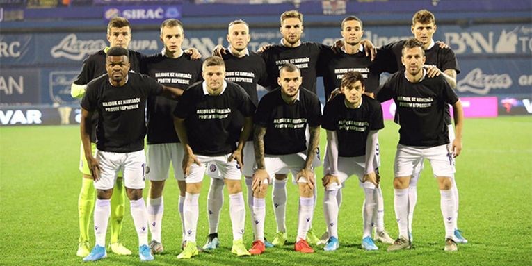Hajdukovci uz navijače: Istrčali u crnini s natpisom "Kontra mraku, kontra sili"