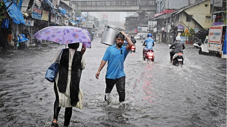 Broj zaraženih u Indiji premašio 25 milijuna, ciklon pogoršao stanje na zapadu države