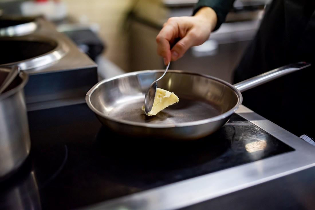 Sitnica koja čini razliku: Dodaju li se ulje i maslac na vruću ili hladnu tavu?