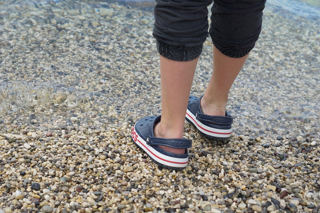 Liječnici upozoravaju na jednu manu Crocsica koju mnogi zanemaruju