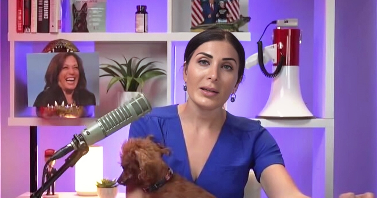Tko je teoretičarka zavjere koja putuje s Trumpom?