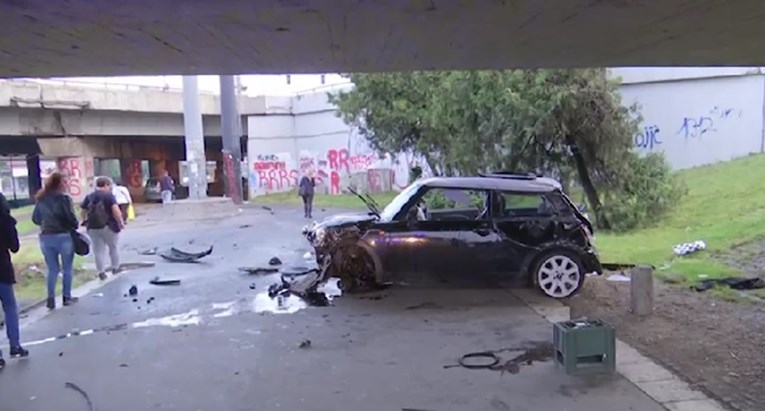 Auto završio na pješačkoj stazi u Beogradu. Smrskan je, troje ozlijeđenih