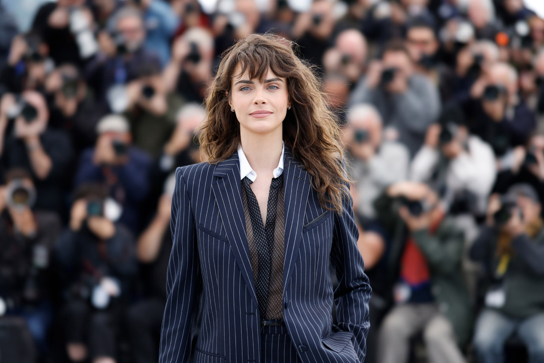 Cara Delevingne u Cannesu nosila fudbalerku i prozirnu košulju bez grudnjaka