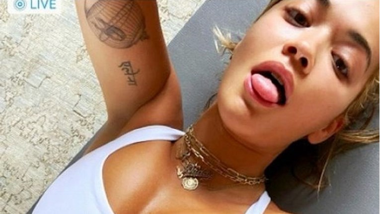 Rita Ora fotkala se nakon vježbanja, topić jedva obuzdao njene bujne grudi