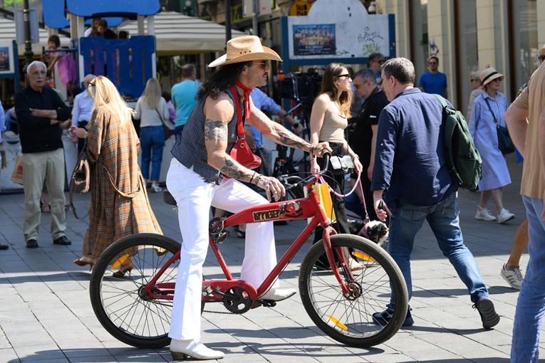 Miran Kurspahić u zanimljivoj modnoj kombinaciji vozio bicikl centrom Zagreba