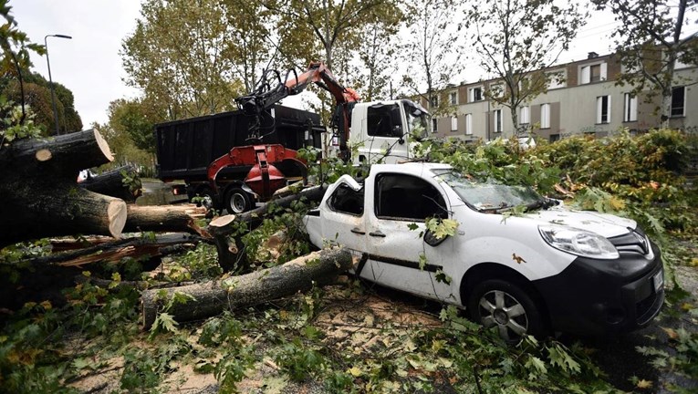Jake oluje na sjeverozapadu Italije: Otrgnut krov škole, na ljude padalo drveće