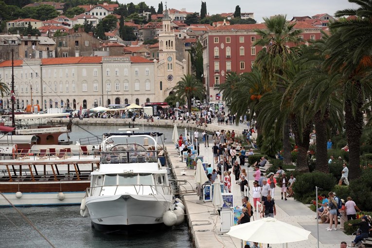 U Splitu kazna za hodanje u kupaćem i pijenje alkohola na javnom mjestu 150 eura