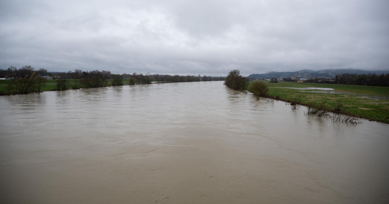 Sava se izlila iz korita između Zagreba i Siska. Hrvatske vode: Neće biti problema