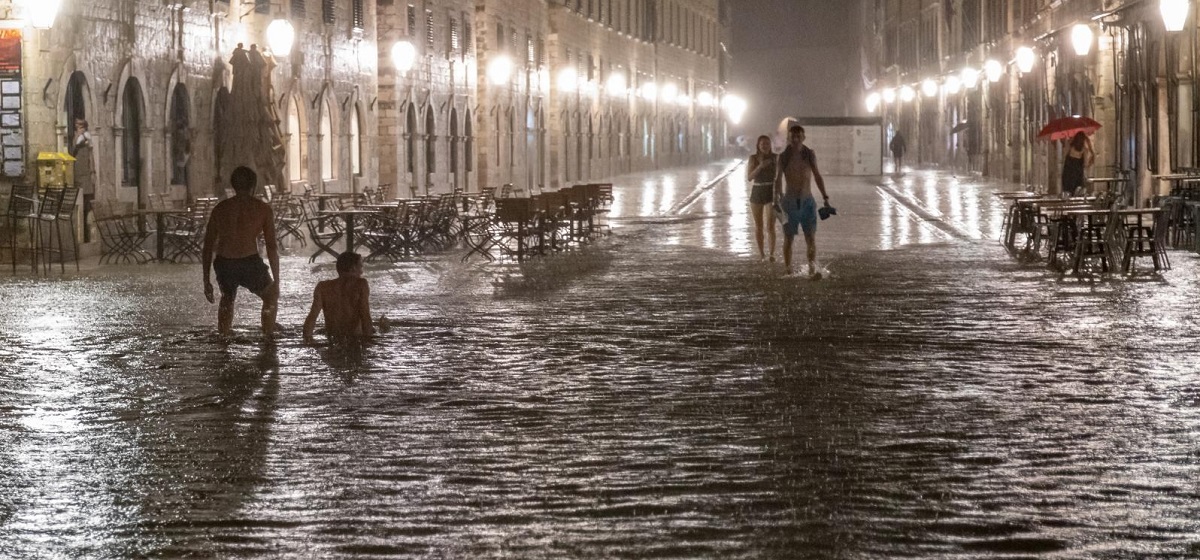 Stradun je nakon sinoćnje oluje izgledao kao kupalište, pogledajte snimku