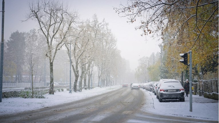 HAK upozorava: Zimski uvjeti su na većini cesta, pazite na ledenu kišu i poledicu
