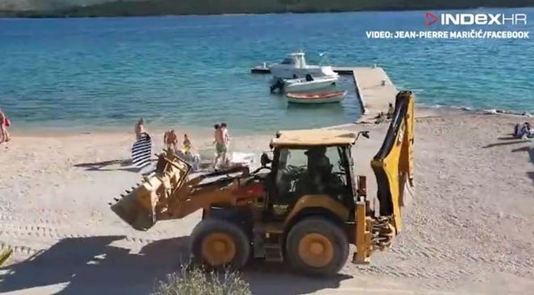 VIDEO Bager uletio na plažu među kupače u Šibeniku i rasipao pijesak: "Idiotizam"