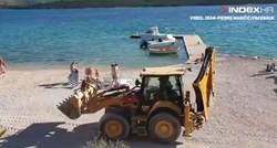 VIDEO Bager uletio na plažu među kupače u Šibeniku i rasipao pijesak: "Idiotizam"