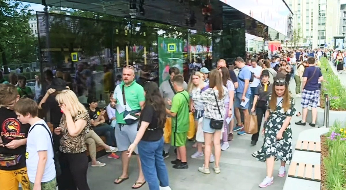 Rusi u redu čekaju ispred domaće verzije McDonald'sa: "Okus burgera je isti"