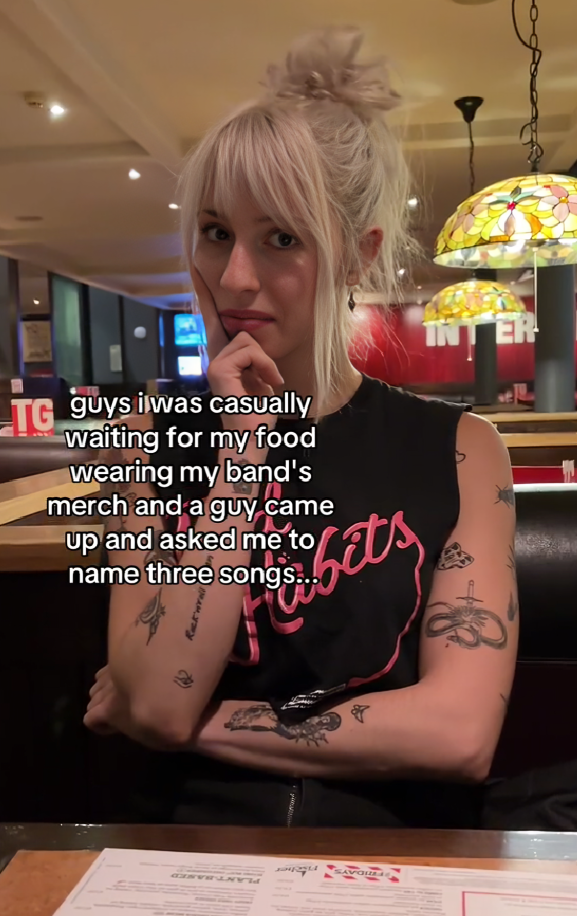 Tip ismijao ženu zbog majice benda, nije znao tko je ona