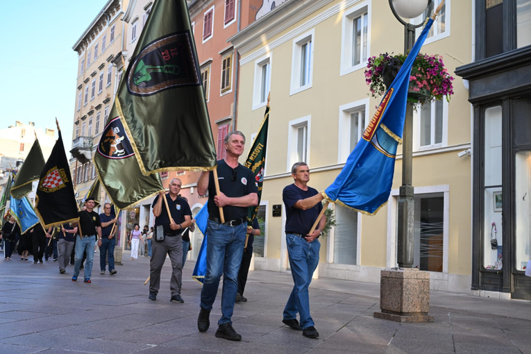 Riječka nadbiskupija: Zastavama vojnih postrojbi nije mjesto u vjerskim procesijama