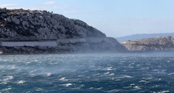 Na sjevernom Jadranu puše jak vjetar, za neka vozila zabranjena vožnja