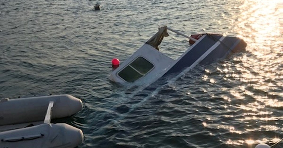 FOTO Iznenadna bura u Selcu potopila brodicu