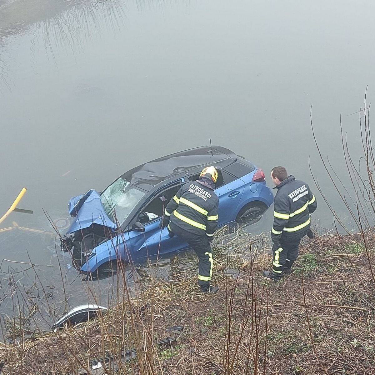 FOTO Auto probio ogradu i sletio u kanal u Slavoniji. "Vozača su našli u kući"