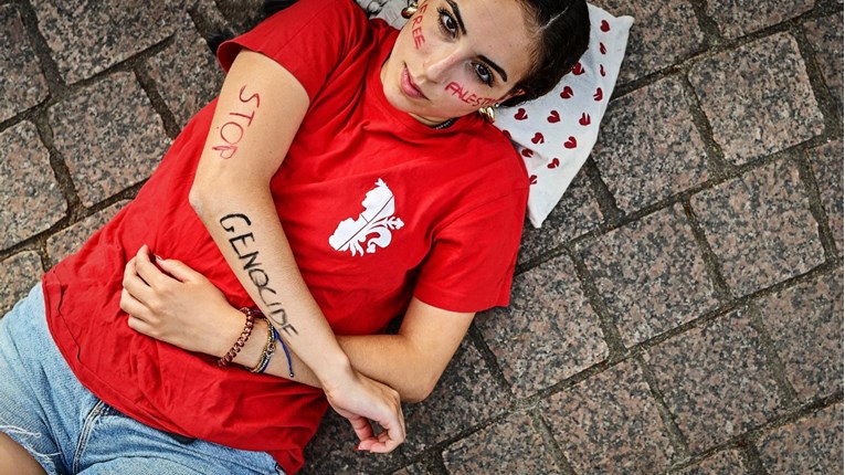 FOTO Prosvjednici ležali u centru Zagreba, kažu da predstavljaju ubijene Palestince