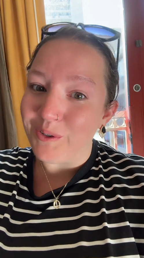 Žena se slomila i rasplakala nakon što su djeca preplavila hotelski bazen
