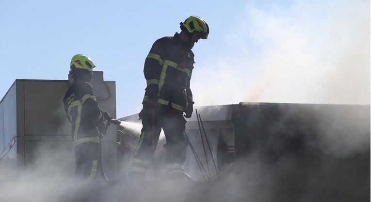 Zbog brze intervencije vatrogasaca ugašen požar u Kaštel Novom