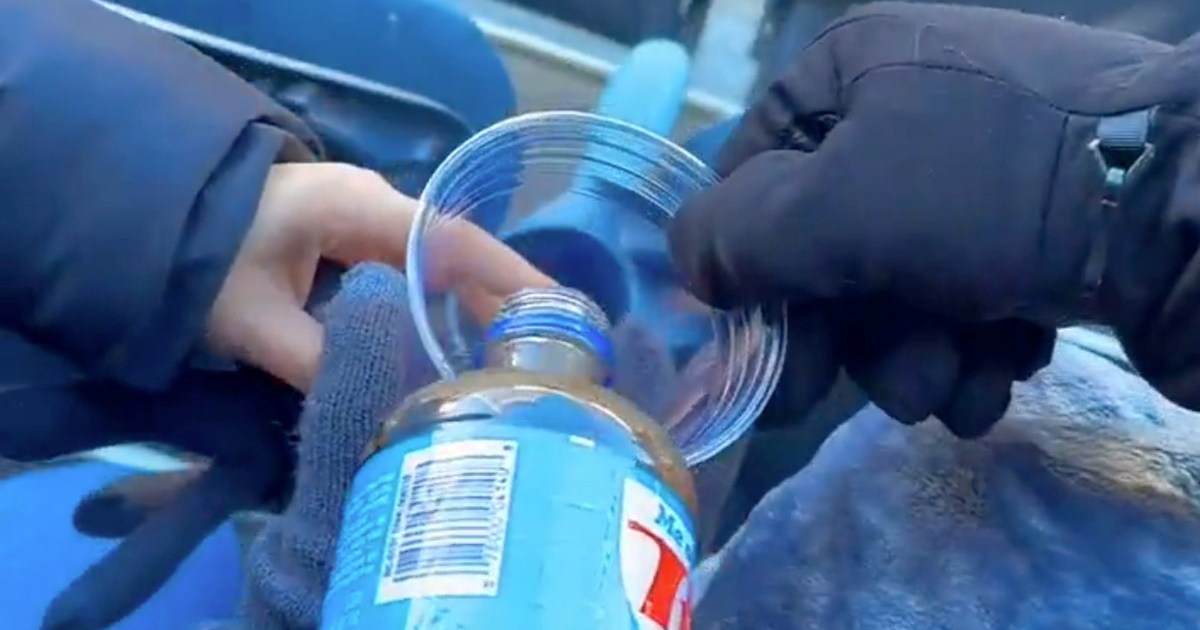 Navijačica otvorila sok na utakmici igranoj na -20. Video je postao viralan