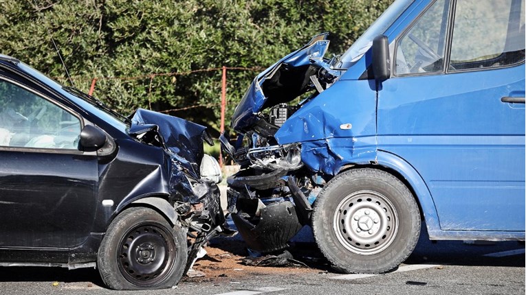 Prometna kod Šibenika, jedna osoba ozlijeđena u sudaru auta i kombija