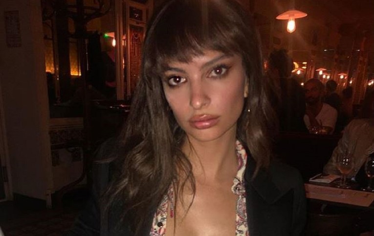 Emily Ratajkowski pokazala dekolte i raširila noge u provokativnoj pozi