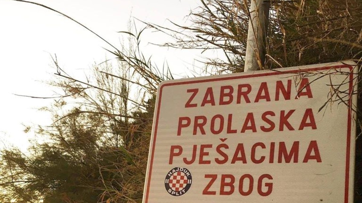 Zabrana za pješake zbog... Vidite li odmah što se dogodilo na ovom natpisu iz Splita?