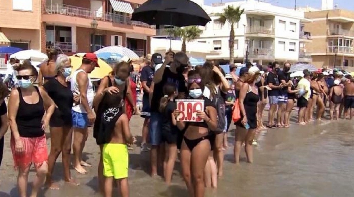Deseci tisuća ljudi u Španjolskoj formirali ljudski lanac nakon pomora milijuna riba