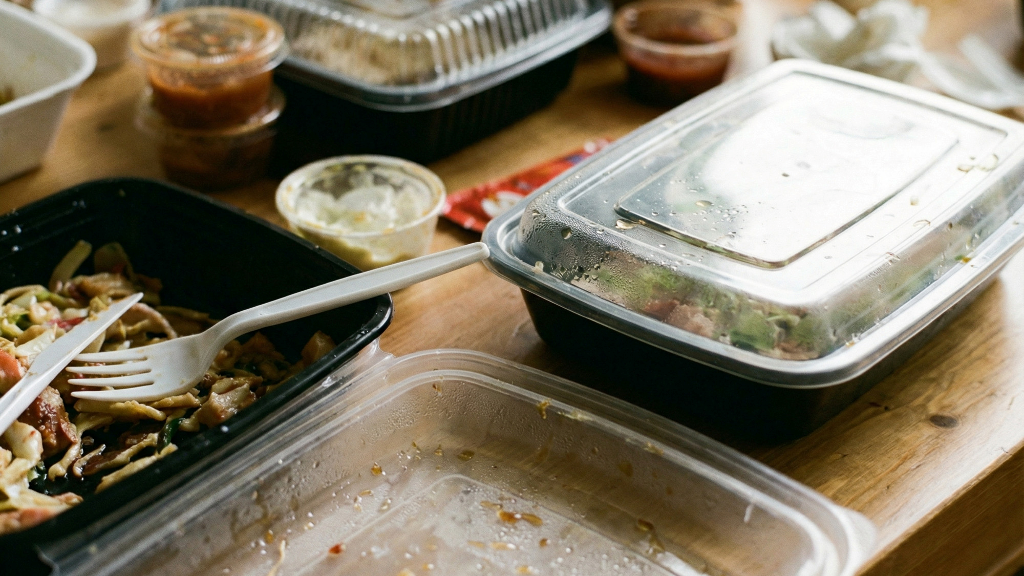 Čuvate plastične posude od dostave? Znamo koliko je sigurno opet ih koristiti