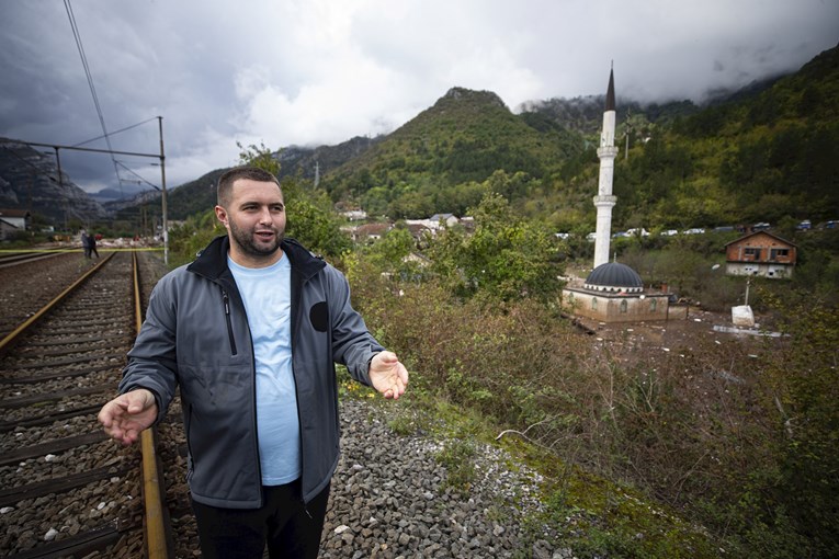 Muž i žena spasili sedmero ljudi od poplave, na leđima nosili dijete do obale