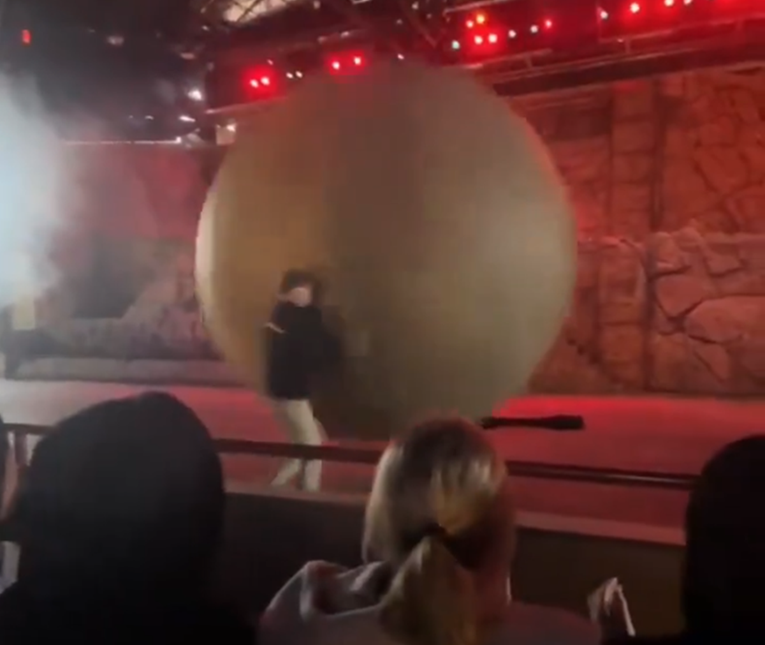 VIDEO Kugla od 180 kg krenula prema publici u SAD-u. Disneyjev radnik ju zaustavio
